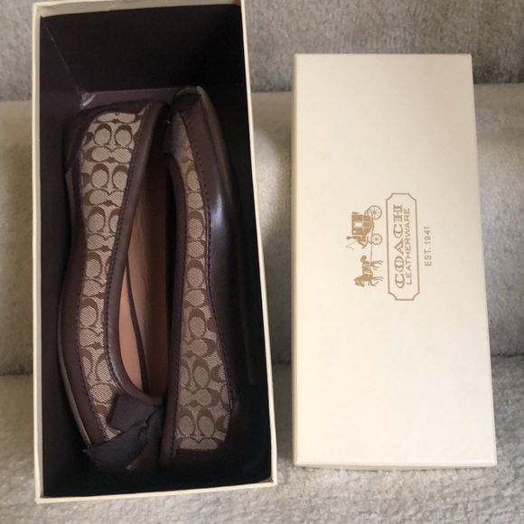 Like New with box Coach Saundra monogram brown leather flats - Picture 9 of 9